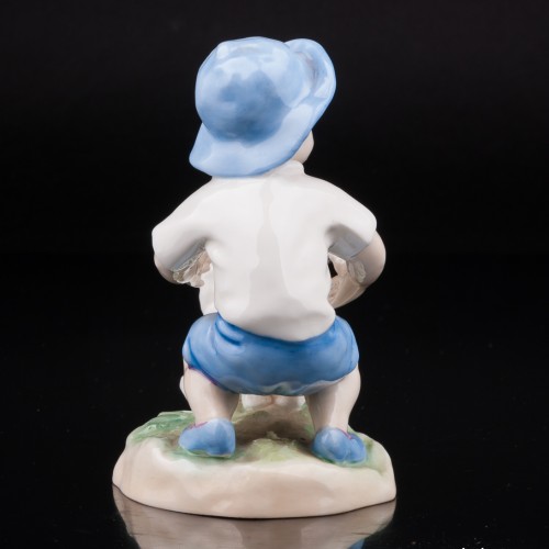 Мальчик, играющий с кошкой, Royal Worcester, Великобритания, сер. 20 в