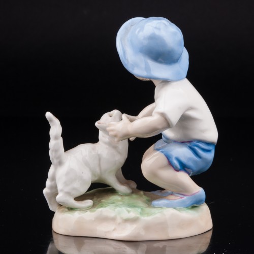 Мальчик, играющий с кошкой, Royal Worcester, Великобритания, сер. 20 в