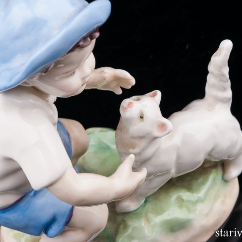 Мальчик, играющий с кошкой, Royal Worcester, Великобритания, сер. 20 в