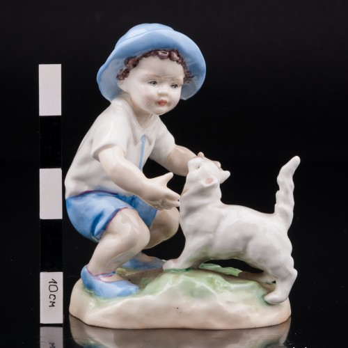 Мальчик, играющий с кошкой, Royal Worcester, Великобритания, сер. 20 в