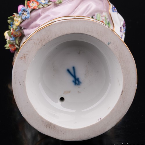 Девушка с гирляндой цветов, Meissen, Германия, вт. пол. 20 в