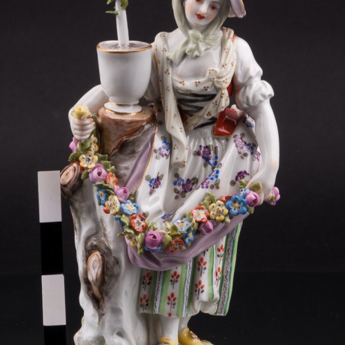 Девушка с гирляндой цветов, Meissen, Германия, вт. пол. 20 в
