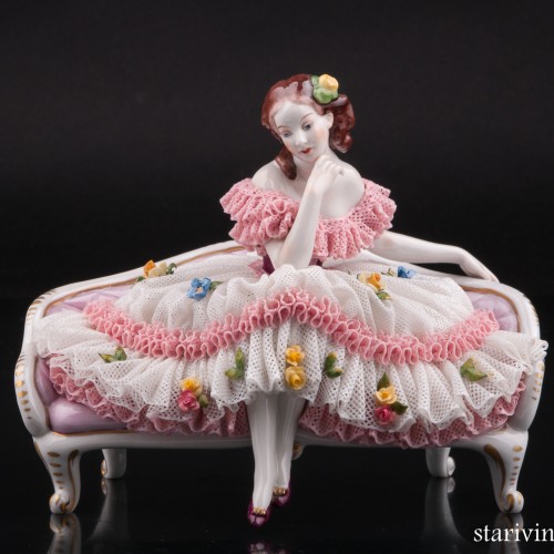 Задумавшаяся девушка на диване, кружевная, Volkstedt, Германия, вт. пол. 20 в