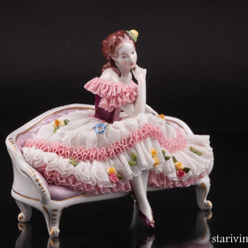 Задумавшаяся девушка на диване, кружевная, Volkstedt, Германия, вт. пол. 20 в