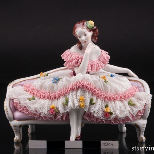 Задумавшаяся девушка на диване, кружевная, Volkstedt, Германия, вт. пол. 20 в