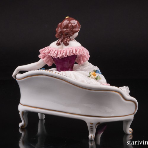 Задумавшаяся девушка на диване, кружевная, Volkstedt, Германия, вт. пол. 20 в