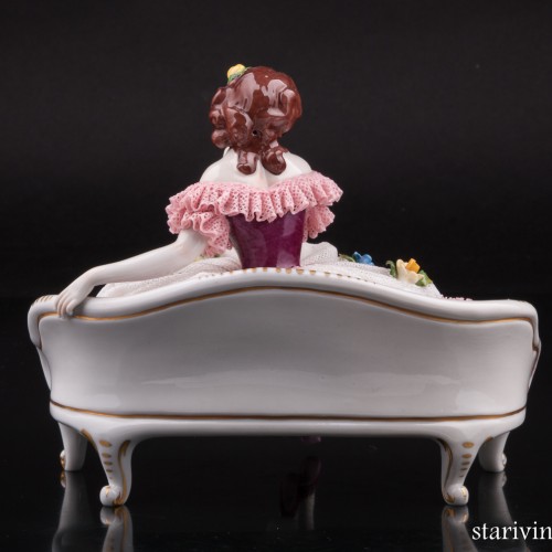 Задумавшаяся девушка на диване, кружевная, Volkstedt, Германия, вт. пол. 20 в