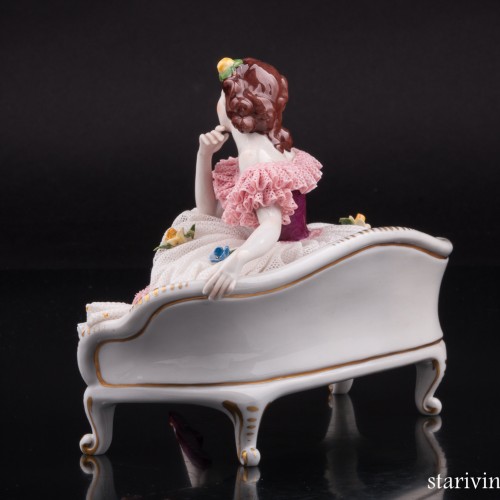 Задумавшаяся девушка на диване, кружевная, Volkstedt, Германия, вт. пол. 20 в