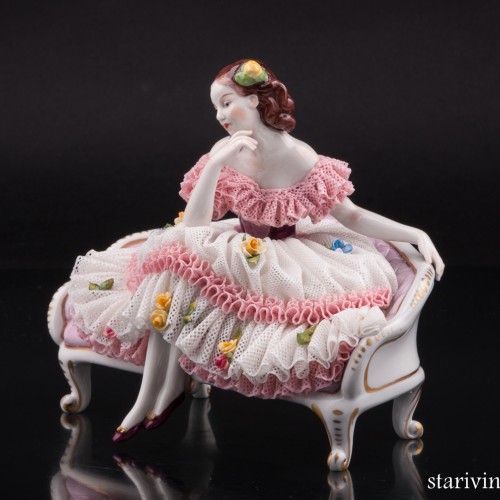 Задумавшаяся девушка на диване, кружевная, Volkstedt, Германия, вт. пол. 20 в