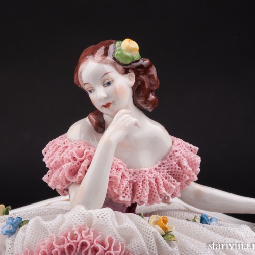 Задумавшаяся девушка на диване, кружевная, Volkstedt, Германия, вт. пол. 20 в