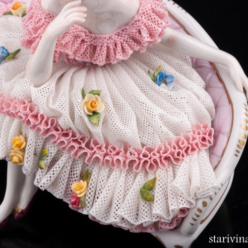 Задумавшаяся девушка на диване, кружевная, Volkstedt, Германия, вт. пол. 20 в