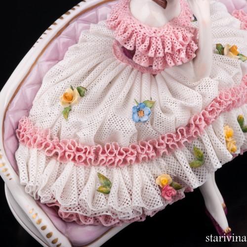 Задумавшаяся девушка на диване, кружевная, Volkstedt, Германия, вт. пол. 20 в