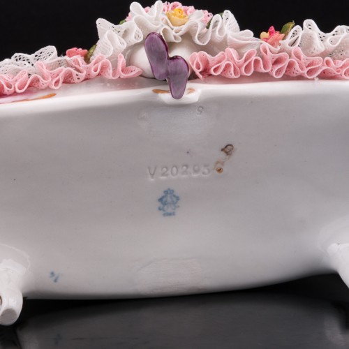 Задумавшаяся девушка на диване, кружевная, Volkstedt, Германия, вт. пол. 20 в