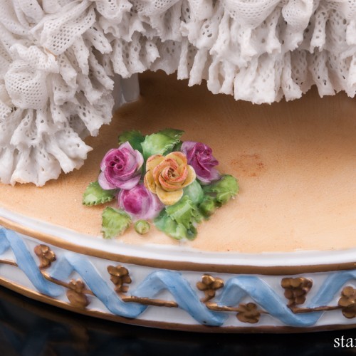 Девушка с веером на стуле, кружевная, E. A. Muller, Германия, кон. 19 - нач. 20 вв