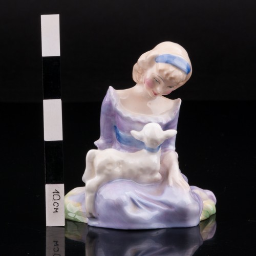 Девочка с ягненком, Royal Doulton, Великобритания