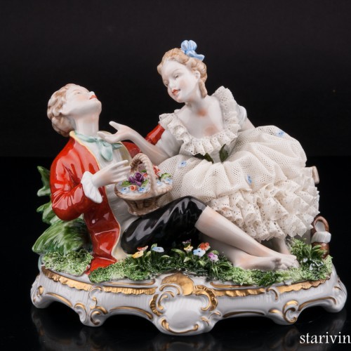 Пара с корзинкой цветов, кружевная, Unterweissbach, Германия, 1960 гг