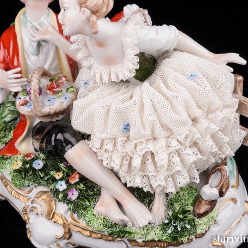 Пара с корзинкой цветов, кружевная, Unterweissbach, Германия, 1960 гг