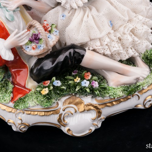 Пара с корзинкой цветов, кружевная, Unterweissbach, Германия, 1960 гг