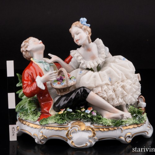 Пара с корзинкой цветов, кружевная, Unterweissbach, Германия, 1960 гг
