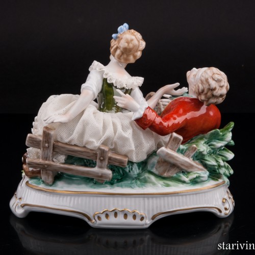 Пара с корзинкой цветов, кружевная, Unterweissbach, Германия, 1960 гг