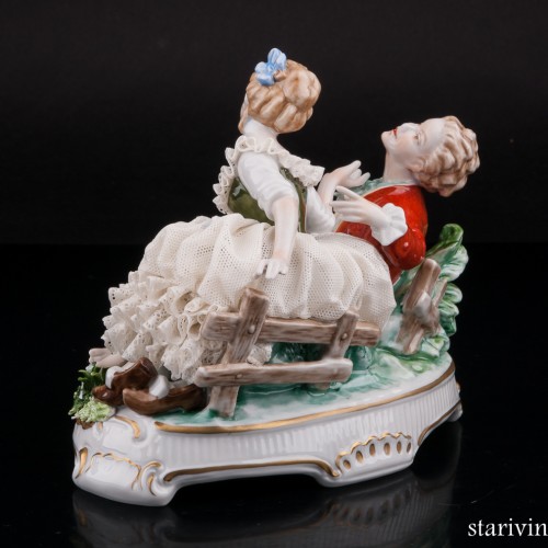 Пара с корзинкой цветов, кружевная, Unterweissbach, Германия, 1960 гг