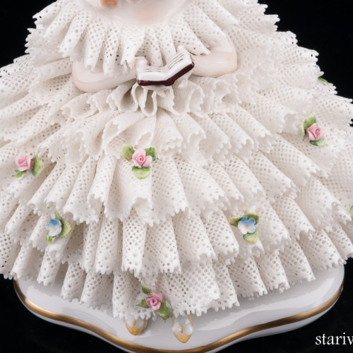 Девушка, читающая книгу, кружевная, Sitzendorf, Германия