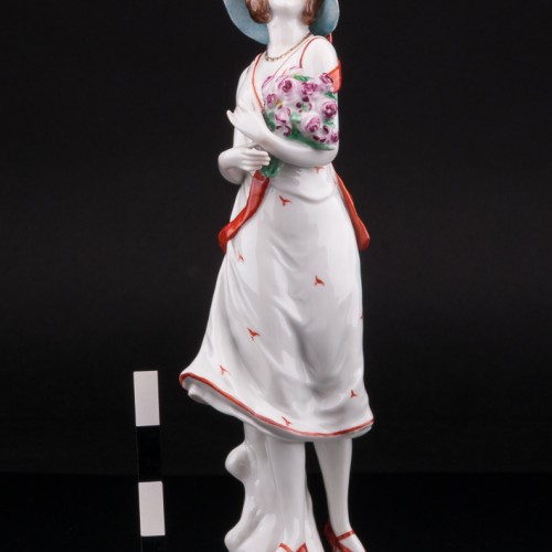 Девушка с букетом роз, Volkstedt, Германия, до 1935 г