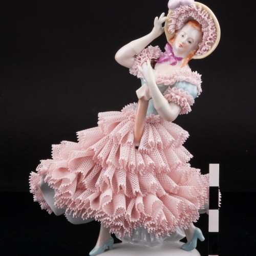 Девушка в капоре с зонтиком, кружевная, Sitzendorf, Германия