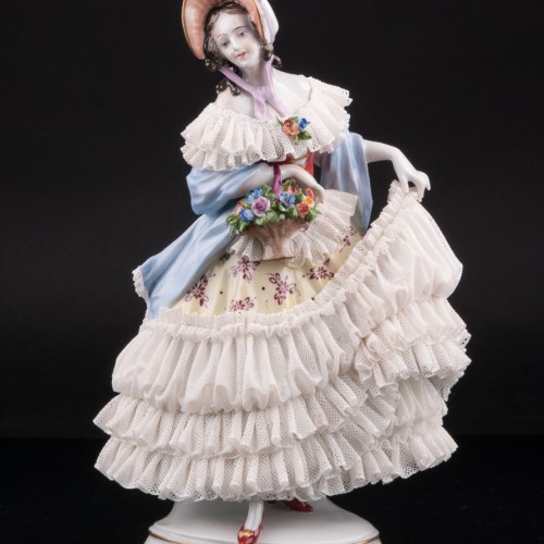 Дама в желтом платье с корзиной цветов, кружевная, Volkstedt, Германия, после 1935