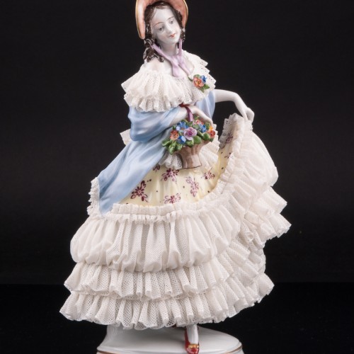 Дама в желтом платье с корзиной цветов, кружевная, Volkstedt, Германия, после 1935