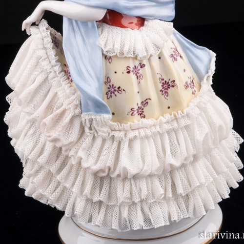 Дама в желтом платье с корзиной цветов, кружевная, Volkstedt, Германия, после 1935