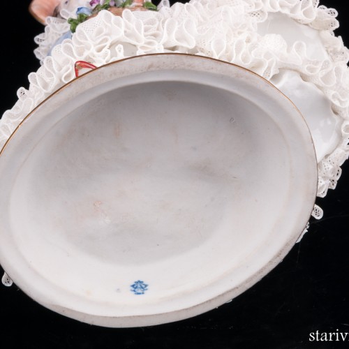 Дама в желтом платье с корзиной цветов, кружевная, Volkstedt, Германия, после 1935