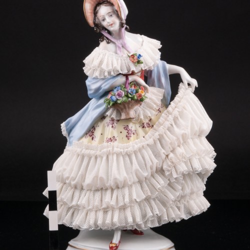 Дама в желтом платье с корзиной цветов, кружевная, Volkstedt, Германия, после 1935