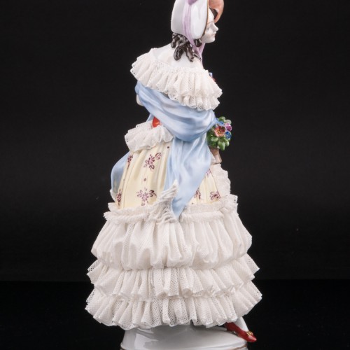 Дама в желтом платье с корзиной цветов, кружевная, Volkstedt, Германия, после 1935