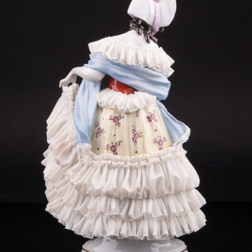 Дама в желтом платье с корзиной цветов, кружевная, Volkstedt, Германия, после 1935