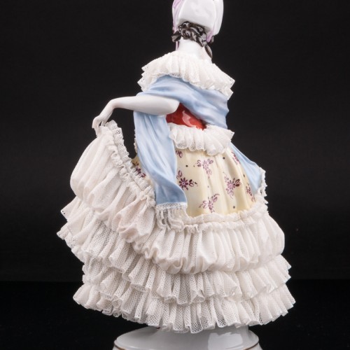 Дама в желтом платье с корзиной цветов, кружевная, Volkstedt, Германия, после 1935