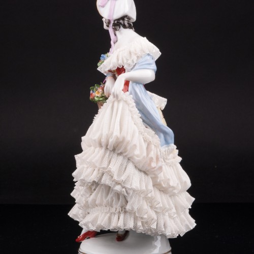 Дама в желтом платье с корзиной цветов, кружевная, Volkstedt, Германия, после 1935