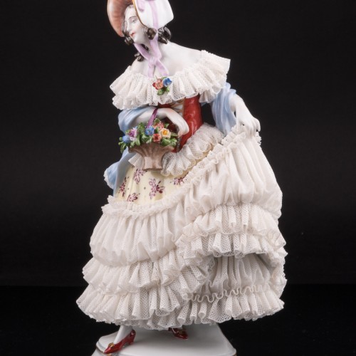 Дама в желтом платье с корзиной цветов, кружевная, Volkstedt, Германия, после 1935