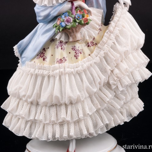 Дама в желтом платье с корзиной цветов, кружевная, Volkstedt, Германия, после 1935