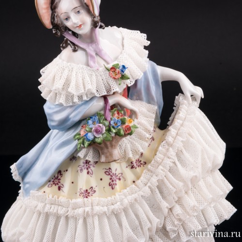 Дама в желтом платье с корзиной цветов, кружевная, Volkstedt, Германия, после 1935