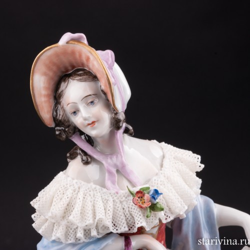 Дама в желтом платье с корзиной цветов, кружевная, Volkstedt, Германия, после 1935