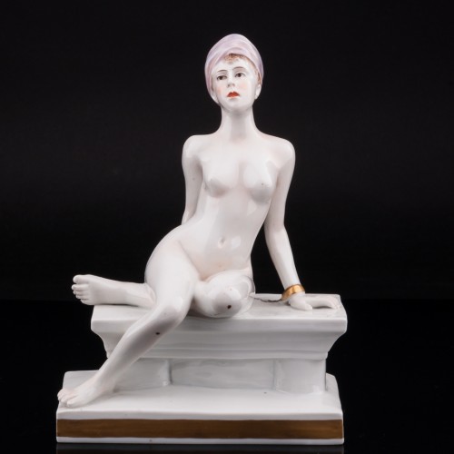 Фарфоровая статуэтка девушки Одалиска, обнаженная в оковах, Volkstedt, Германия, до 1935 г.