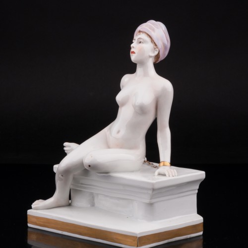 Фарфоровая статуэтка девушки Одалиска, обнаженная в оковах, Volkstedt, Германия, до 1935 г.