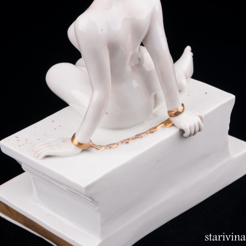 Фарфоровая статуэтка девушки Одалиска, обнаженная в оковах, Volkstedt, Германия, до 1935 г.