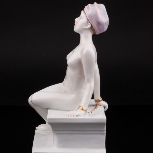 Фарфоровая статуэтка девушки Одалиска, обнаженная в оковах, Volkstedt, Германия, до 1935 г.