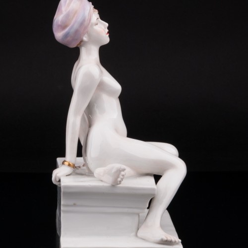 Фарфоровая статуэтка девушки Одалиска, обнаженная в оковах, Volkstedt, Германия, до 1935 г.