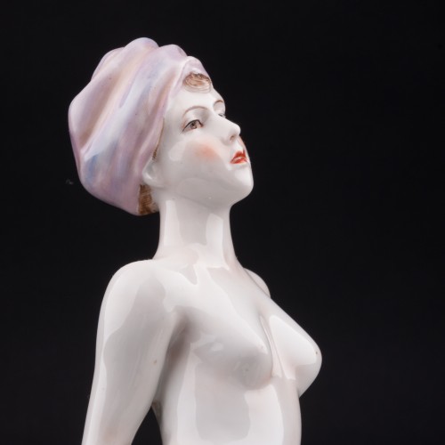 Фарфоровая статуэтка девушки Одалиска, обнаженная в оковах, Volkstedt, Германия, до 1935 г.