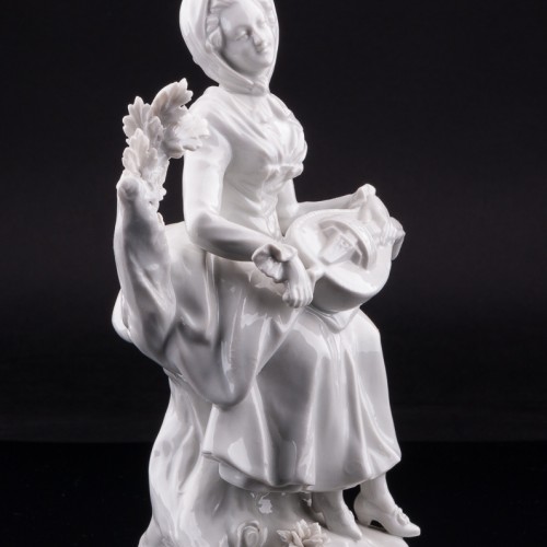 Фарфорвая статуэтка Девушка с колесной лирой, Дрезден, Германия, пер. пол. 20 в.