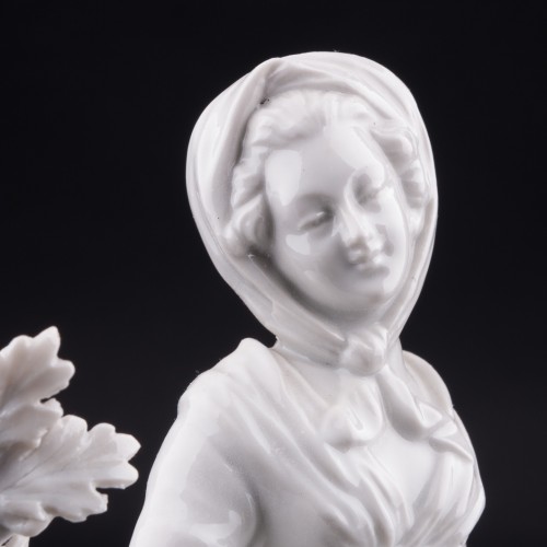 Фарфорвая статуэтка Девушка с колесной лирой, Дрезден, Германия, пер. пол. 20 в.