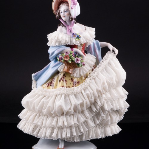 Девушка в желтом платье с шарфом, кружевная, Volkstedt, Германия, вт. пол. 20 в